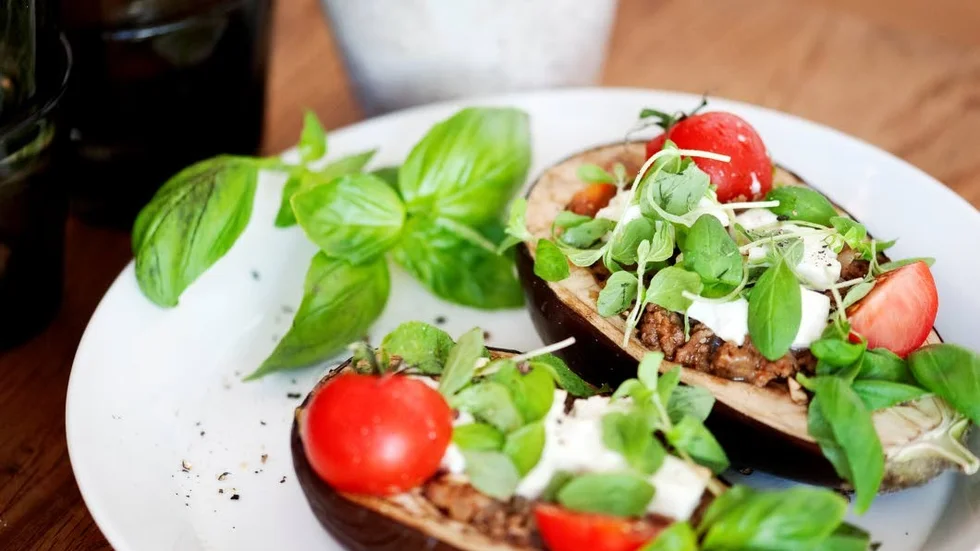 Prova aubergine. Gratinerade auberginehalvor med smakrik färs och fetaost. Mums!