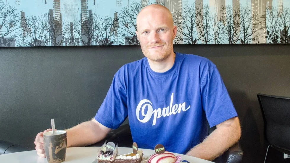 Smakexpert. Krister Kraus, konditor och delägare på Opalen är nöjd med resultatet.