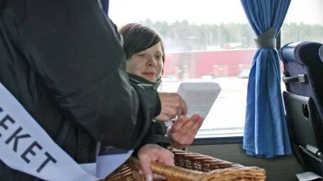 bokkorg. En av böckerna i bibliotekarie Lena Krååks korg är Tjuvlyssnat av Damon Rasti.Foto: STEFAN SPJUT