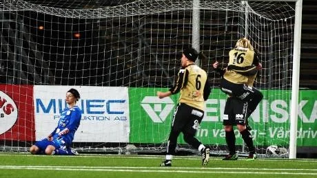 Jubel på bortaplan. Erika Nilsson-Waara (nummer 16) gratuleras av bland andra Elin Bergkvist      efter kvitteringsmålet i 84:e minuten som gav laget 1-1 borta mot Linköping.Foto: Jeppe Gustafsson