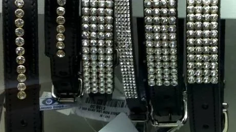 ÄKTA BLING. Briljanthalsband från Harrods. För de bredaste ligger prislappen på runt 50.000 kronor.