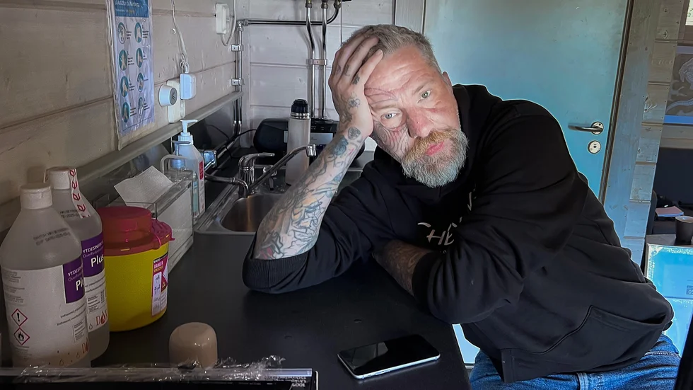 Max Haglund beskriver hur det var att söka jobb på en tatueringsstudio innan internet och sociala medier. "Man fick knalla runt, jag hade en portfolio med fotoalbum under armen och sökte jobb". 