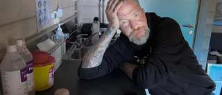 Tatuerare i USA och skurk på film – Nu startar Max egen studio i Ödeshög 