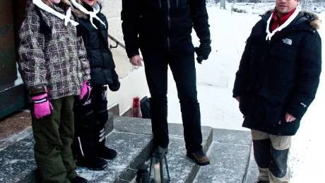 Foto: Håkan Zerpe FREDENS LJUS.  Matilda Larsson och Emma Engström, Gunnarsbyns scoutkår, med fredsljuset från Bethlehem. Ljuset överlämnades till kyrkoherde Hans Johansson, Överluleå församling. Mogens Amstrup-Jacobsen, Gunnarsbyns scoutkår, var också med vid ceremonin.
