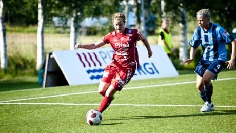 Upprörd. Den amerikanska anfallaren Jennifer Nobis var inte nöjd med lagets spel, så hon samlade laget i en ring och läxade upp dem ordentligt. Det blev en vändpunkt för Piteå, men det var för sent.Foto: Patrik Häggqvist