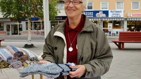 SÅLDE. SPRF avd 20 Boden-medlemmen Anita Åkerlund sålde hantverk på SPRF-dagen. Faktum är att ordföranden Bert Selström stickat sockarna som Anita Åkerlund har i handen och även vävt mattorna i bakgrunden.