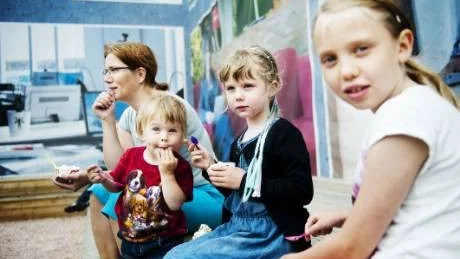 gemensamt ansvar. "Alla har ett ansvar för att vi inte kastar så mycket och att skräpet sorteras och hamnar på rätt ställe", säger Catrin Edelbro, som äter glass tillsammans med barnen Moa, Cajsa och Linnea.Foto: Sara Moritz