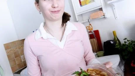 RYSKA PLÄTTAR. Linda Ekström visar upp blinier, ryska boveteplättar, som kvällens middagsbord kommer att fyllas med.