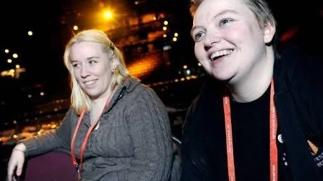 FANS. Melodifestivalklubben förenar människor med samma intresse. I Coop Arena minglar medlemmarna Lizbet Brittsten och Pia Andersson.