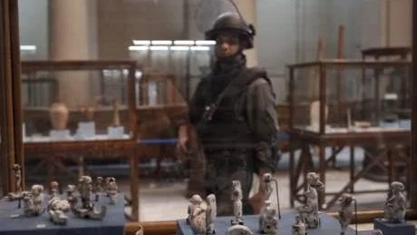 INGET STULET. Militärens säkerhetsstyrka bevakar nu Egyptiska museet i Kairo. I helgen tog sig plundrare in via taket och halshögg                          två mumier. Inga föremål har dock blivit stulna, enligt Zahi Hawass, tidigare riksantikvarie, numera minister i den nya regeringen.