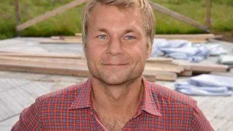FESTIVALARRANGÖR. Daniel Wikslund, Tjautjas, är huvudman för Flottkalaset i Tjautjasjaur, som numera firas på holmen Tromparisaari. På bildens scen hade Wikslund sin största musikaliska upplevelse i samband med en tidigare festival.