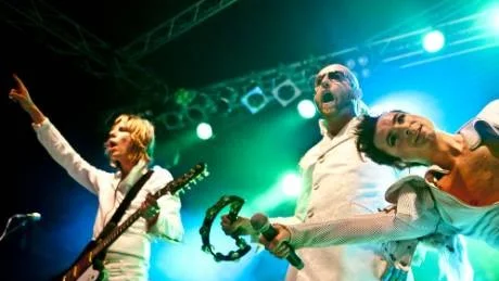 avsked. The Ark är ute på en avskedsturné och stannade till för en spelning i Piteå på lördagskvällen. Ola Salo och de andra i The Ark levererade sina hits med högt tempo och bombastiskt scenspråk.Foto: Patrik Häggqvist