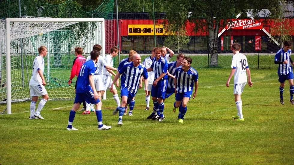 Segervrål. Målskytten Daniel Bergman skriker ut sin glädje och firar målet tillsammans med lagkamraterna Patrik Jonsson, Jonas Öhman och Anders Pettersson efter att mittbacken gjort det matchvinnande målet mot Storfors.