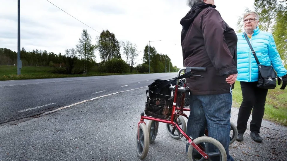 Larmar. Systrarna Birgitta Alstergren och Christina Anderson vill att Luleå kommun agerar. "Det handlar inte bara om oss pensionärer med rollatorer. Jag har sett kvinnor med barnvagn och små barn springa över vägen", berättar Christina Anderson.