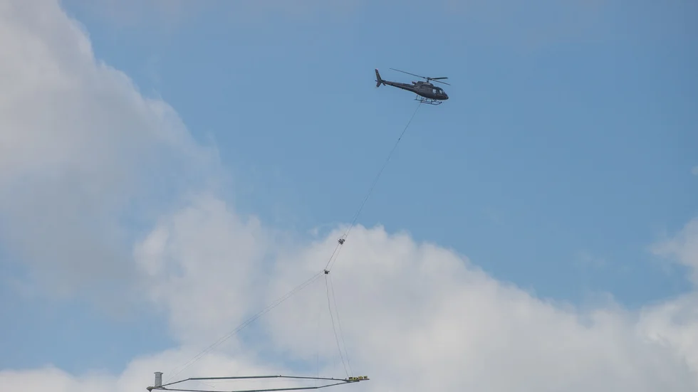 Helikoptern flyger på låg höjd, mellan 70 och 100 meter ovanför markytan, med ett mätinstrument hängande under. Mätinstrumentet hänger cirka 35-45 meter över marken och helikoptern flyger med en hastighet på cirka 80 kilometer i timmen. 