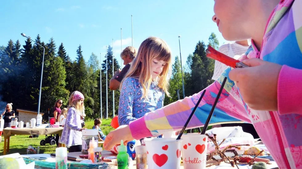 Familjedag. Meja Jönsson tycker att det är bra att Rädda barnen hjälper utsatta.