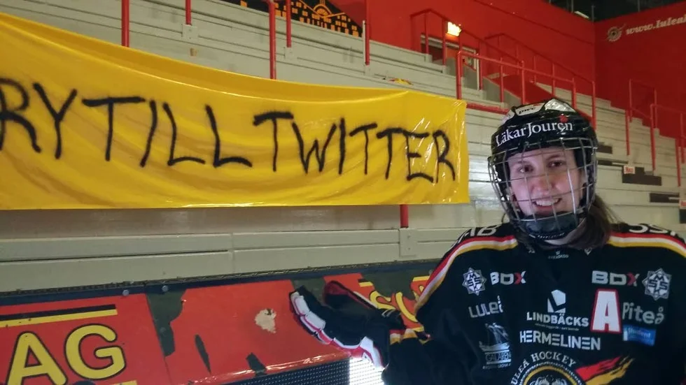Ett gott skratt. Både huvudpersonen och lagkamraterna skrattade friskt åt supportrarnas skämt.