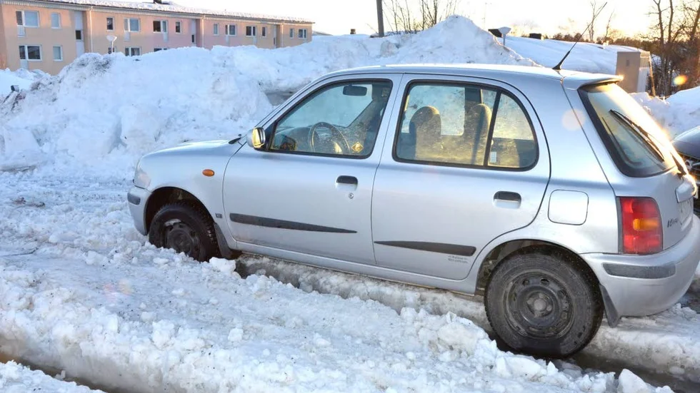 Fast. Den här bilisten fick ringa efter hjälp för att komma loss.