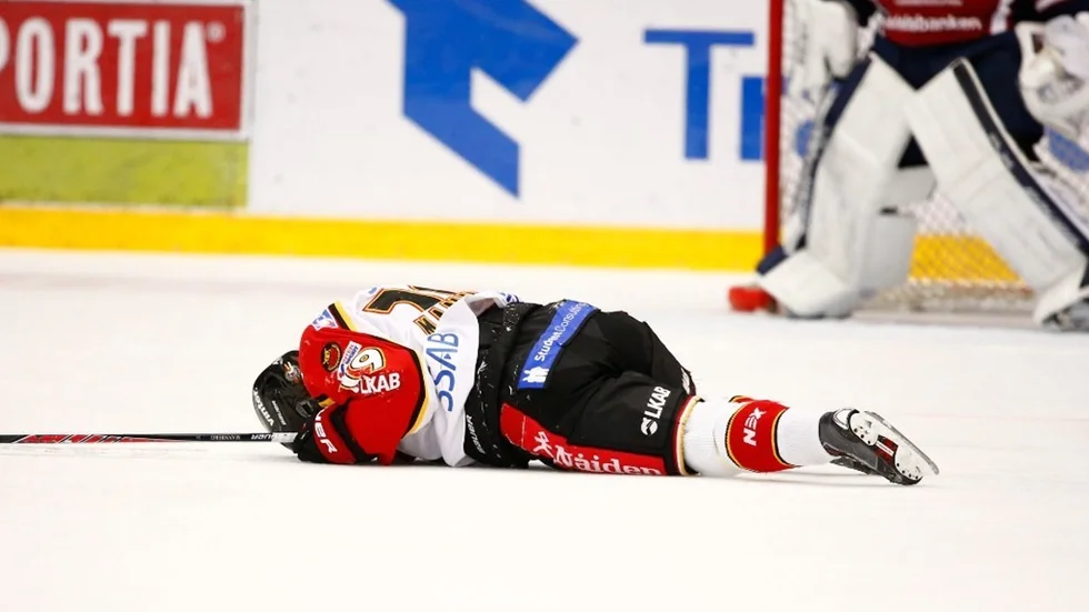 Luleås Daniel Mannberg blir liggandes efter krock med Linköpings Erik Lindhage i lördagens match mellan Linköpings HC och Luleå Hockey på Cloetta Center.