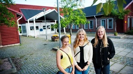HÖGRE TEMPO. Moa Eriksson, Anna Wuopio och Emma Vallin har avklarat sin första dag som gymnasieelever i årskurs ett. De tror att det kommer att krävas mer av dem nu än tidigare. "Jag tror att tempot blir högre", säger Anna Wuopio.