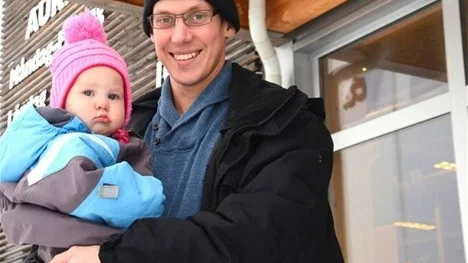 Arvid Sandberg är hemma lika mycket som sin fru när barnen är sjuka. I går handlade han i Haparanda med dottern Astrid.
