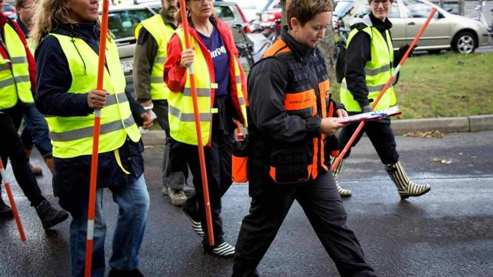 SÖKANDE. Frivilliga från Missing People hjälper till i sökandet efter försvunnen.