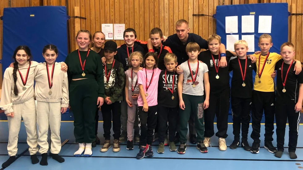 Brottning. Motala ABK:s ungdomar var på nybörjartävlingen Kvarnengreppet i Mjölby. Sex guld och fem silver togs av gänget.
