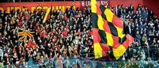 Lulefans lyssnar på Kalix Bandy