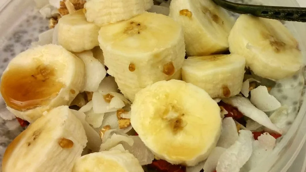 Frukostpudding. Chiapudding mättar väl, särskilt med lite banan på toppen.