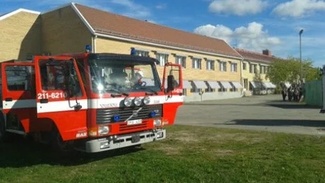 UTRYMD. Töre skolan är utrymd sedan röklukt känts i lokalerna.