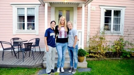 IMPORTERNA. Hemma hos Northland baskets kathlyn Bussey, 23, och Brittany Smart, 28. Här tillsammans med Jefimija Karakasevic, 24.