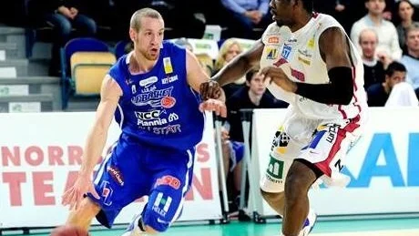 Martin Pahlmblad (vänster) i LF Baskets färger.