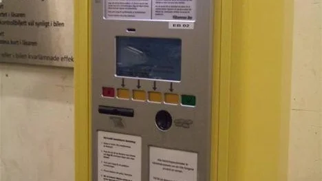 LÅNGSAM. De nya p-automaterna i kommunens p-hus är långsamma, varje transaktion tar öer en minut och köer bildas. Kommunen menar att detta beror på bankernas krav på säkra betalningar och förskottsbetalning.