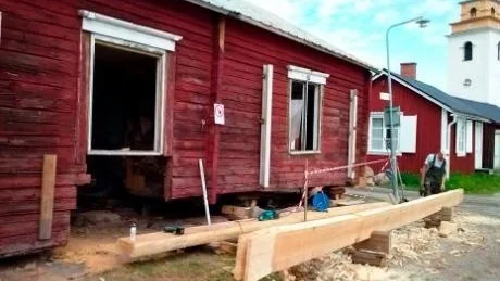 RENOVERING. Huset vid Davidsgränd var hårt angripet av hussvamp. Nu ersätts de lägre syllvarven.
