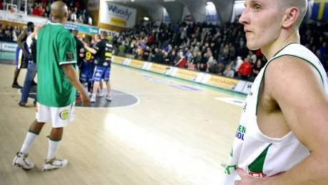 TUNG. Jim Enbom spelade sin kanske bästa match i karriären. Men det hjälpte inte. Han fick lämna Pontushallen som en förlorare.