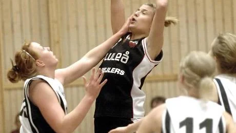 TUFFT. BG och Martina Renholm, till vänster i vitt, hade det tungt mot Luleå Stars och Maria Broström, i svart.  Foto: ROLAND S LUNDSTRÖM