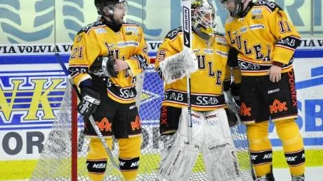 BERÖM. Pavel Skrbek, längst till höger på bilden, berömmer målvakten Gusten Törnqvist efter matchen.