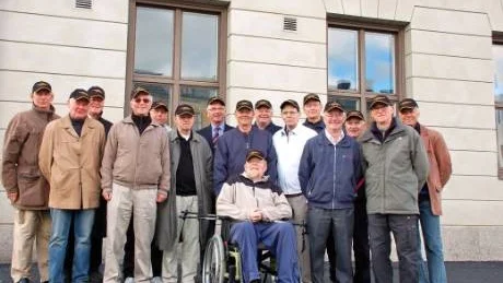 Åteträff för värnpliktiga somr ryckte in för 50 år sen. Fr v bakre raden: Bengt Wuopio, Kurt Larsson Fritjof Lundbäck, Sven-Ola Hietala, Lars Spolander, Jan Flinkfeldt. Fr v främre raden: Sture Grönborg, Kurt Wikersjö, Ingvar Oja, Karl-Gunnar Wikström, Leif Tegström, Åke Nilsson. Sittande Bengt Lorne. Thore Bucht, Allan ENglund, Ulf Numan.