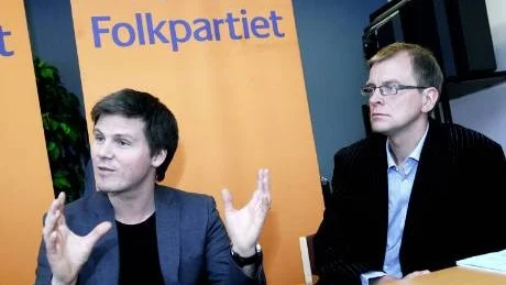 BESKED.Partisekreteraren Erik Ullenhag gästade folkpartiets årsmöte. "I höstbudgeten kommer besked om Norrbottniabanan," säger han. T h Jens Sundström, länsordförande.