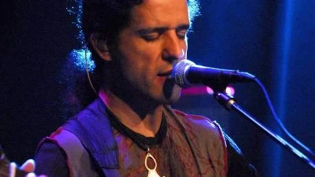 FANTASTISKT FRÅN ALGERIET. Den algeriske sångaren och gitarristen Djamel Laroussi och hans fyrmannaband bjöd på fantastisk musik i Kulturens hus på söndagkvällen.