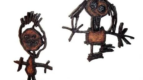 FÖRLAGORNA. Skulpturer gjorda efter teckningar som barnbarnen Alva och Felix gjort på sig själva då de var i treårsåldern.