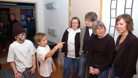 GUIDADE. Besökare från Fria emilias närmaste granne, Garnis rehab, visas runt i lokalerna av eleverna Bam Morgera och Jesse Kauppinen vid invigningen av skolans lokaler på gamla Vårdhögskolan.  Foto: HÅKAN ZERPE