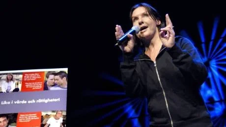 HUMOR MED ALLVAR. Komikern Anna-Lena Brundin gillar att skämta om våra attityder och levererade som vanligt en kaskad av humor med allvarlig underton.