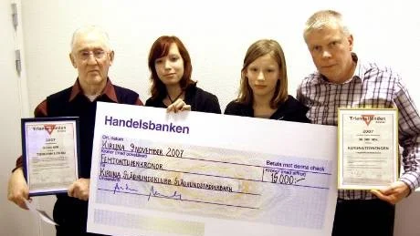 TRINAGELBELÖNADE. På fredagen fick från vänster: Torsten Löwbo, Rebecca Norberg och Erica Gunnarsson (båda från Kiruna slädhundsklubb) samt Kjell Törmä, KirunaTidningen, stipendier från Triangelfonden.