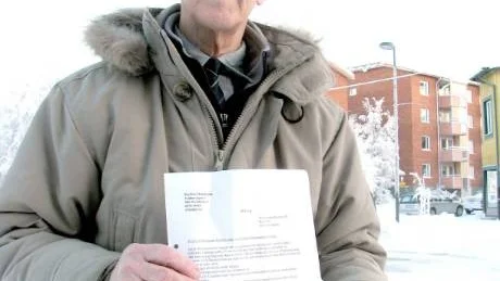 JO-ANMÄLNING KLAR. Legitimationstvång vid köp av lättöl och cider accepters inte av Per Erik Henriksson i Gällivare som nu JO-anmäler sin ICA-handlare på orten. ”Jag vill veta om det kan vara lagligt”, säger han. Foto: Kenth Bergmark