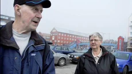 FÖRSKRÄCKLIGT. Birgitta Lidström tycker att det gamla hamnmagasinet, som numera är restaurang och kiosk, är förskräckligt fult, säger hon. Maken Elis vill gärna ha kvar hamnkranen.