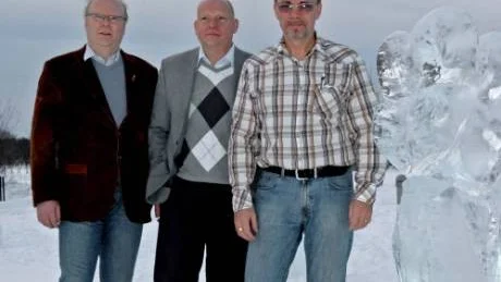 BLICKAR FRAMÅT. Entreprenören First Camps VD Christer Bang på visit i Kalix. Han flankeras på bilden av kommunalråd Robert Forsberg (s) och näringslivsutvecklare Tomas Tavér. Tillsammans blickar de mot invigningen 1 juni 2009.