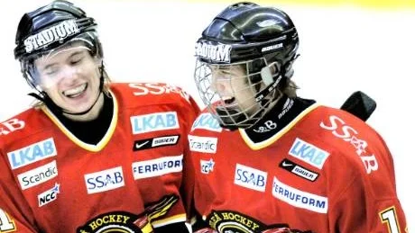 MÅLARE. Johannes Tornberg (till höger) låg bakom J20-lagets alla mål när laget besegrade Leksand. Tornberg stod för fyra fullträffar och ett assist. Foto: EIJA DUNDER