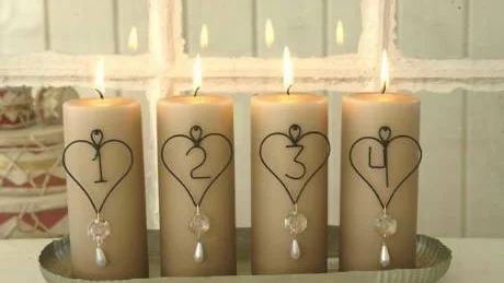 FRITT FRAM! Yes – nu är det fritt fram att pynta huset, adventstider står för dörren. Dessa fina adventshängen, som du lätt gör din egen, annorlunda adventsstake av, kommer från www.alvashus.se.