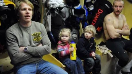 KUNDE INTE PÅVERKA. Tommi Mettinen kunde inte göra ett skvatt i ena eller andra riktningen för att hjälpa Luleå hockey. "Otroligt jobbigt att vara på sidan", sa Miettinen efter matchen.